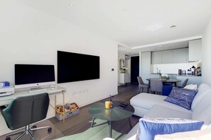 Apartemen Basic, 1 Tempat Tidur King dengan tempat tidur Sofa | Area keluarga | TV