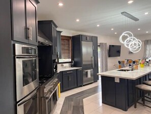 Mikrobølgeovn, ovn, kokeplater og oppvaskmaskin