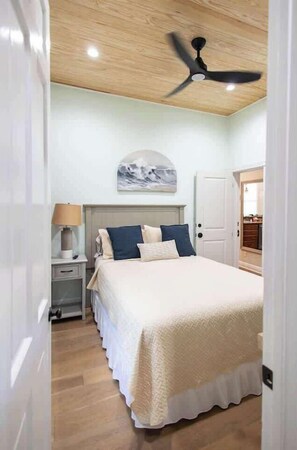 2 bedrooms, iron/ironing board, free WiFi, bed sheets - American Shoal Light Suite (Key West)