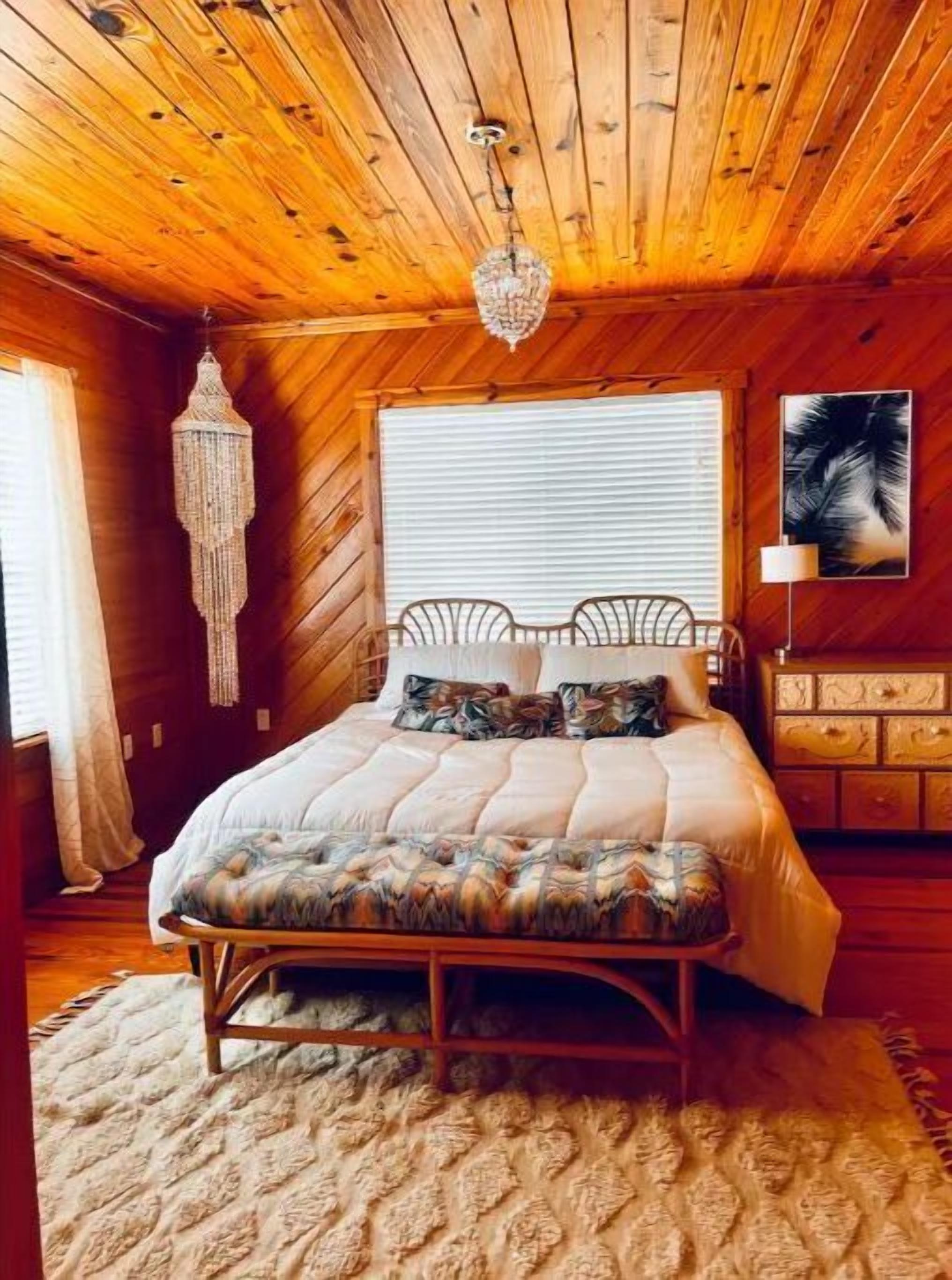 Captain king bed with seasonal bedding. Quiet fan in room and USB charging lamp.