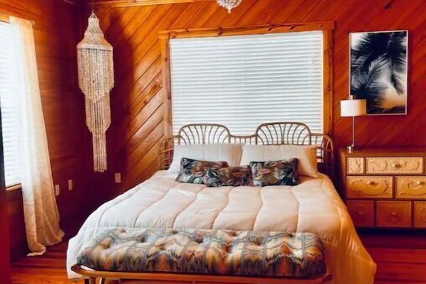 Captain king bed with seasonal bedding. Quiet fan in room and USB charging lamp.