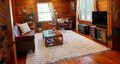 Spacious Southern Coastal OASIS on Wide Open Land—kayaks, bikes, corn hole, BBQ!