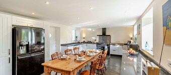 The Barton - Three Bedroom House, Sleeps 6