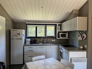 Fridge, microwave, oven, stovetop - Le Chalet de la Folie : Tranquillité Assurée en Lisière de Forêt! (Corcieux)