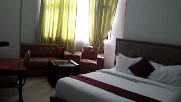 Single Room | Desk, laptop workspace, free WiFi