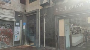 A storefront with a glass door, a sign for 'SfogiateLAB', and a visible interior with a counter and a person behind it. - B&B HoMa (Naples)