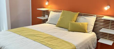 City-Doppel- oder -Zweibettzimmer | Individuell dekoriert, individuell eingerichtet, Schreibtisch