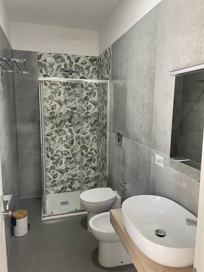 Individuell inredning, unika möbler, skrivbord och arbetsyta för laptop