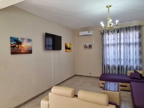 Televisión de pantalla plana de 32 pulgadas con canales por cable