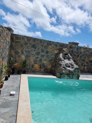 Una piscina al aire libre de temporada