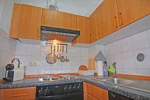 冷蔵庫、オーブン、コンロ、食器洗い機