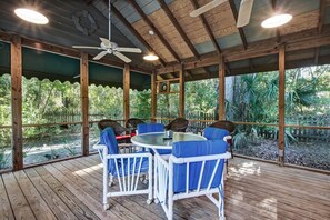 Outdoor dining - Paradise Cove - Hosted by Moore AI Rentals (Fernandina Beach)