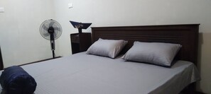 2 bedrooms, iron/ironing board, WiFi, bed sheets - DS Guest House Weligama 
4 minutes to the beach  (Weligama)
