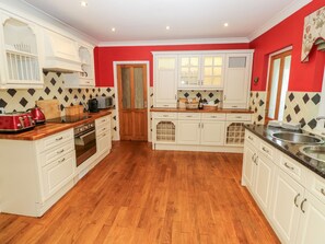 Kjøleskap, oppvaskmaskin, vannkoker og brødrister