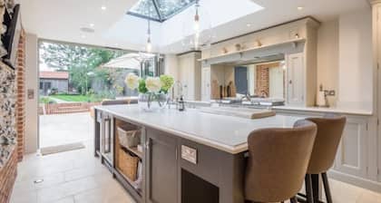 Cosy Countryside escape with hot-tub.Perfect family break/Entertaining friends!
