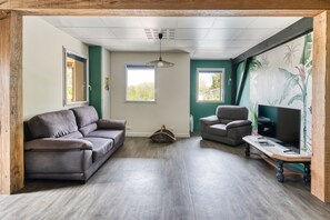 TV - Gîte Ruelle aux Vaches - Appt avec piscine partagée (Montreuil-Bellay)