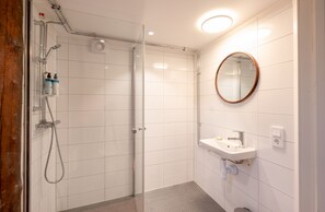 Design Suite | Bathroom | Shower, free toiletries, towels, soap - Mundekulla (Långasjö)