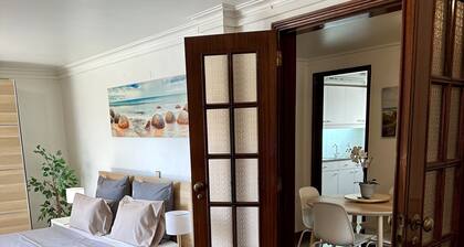 Cascais Quaint Cottage- Fully Equipped and Furnished Large Studio. Sleeps 2 or 4