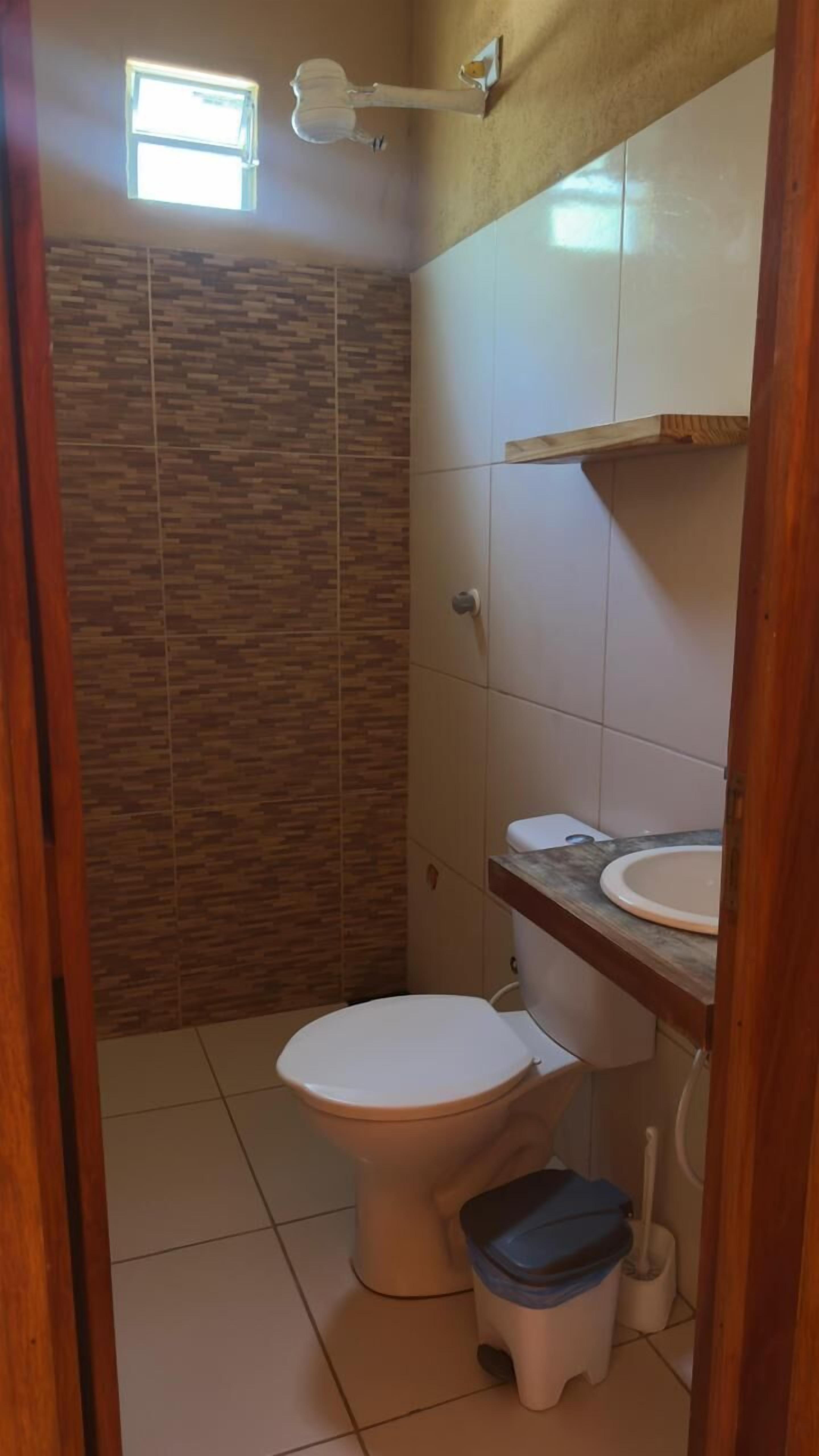 Chalé básico | Banheiro | Produtos de toalete grátis 