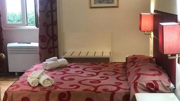 5 habitaciones, tabla de planchar con plancha, wifi y ropa de cama