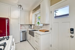 Refrigerador, microondas, horno, placa de cocina