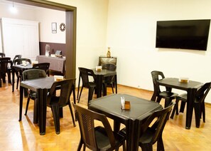 32 インチのスマートテレビ (デジタル放送視聴可)、Netflix、ストリーミングサービス