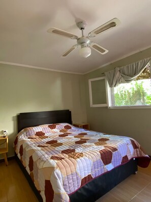 Habitación triple básica | Ropa de cama hipoalergénica, decoración personalizada y wifi gratis 