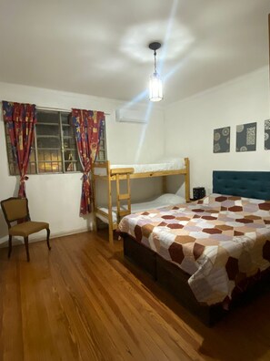 Quadruple Room | Hypo-allergenic bedding, individually decorated, free WiFi - House Lyon (Mendoza)