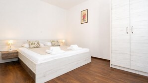 4 Schlafzimmer, Bügeleisen/Bügelbrett, Reisekinderbett, WLAN