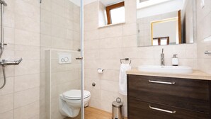 Dusche, Haartrockner, Handtücher