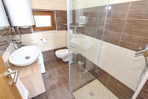 Dusche, Haartrockner, Handtücher