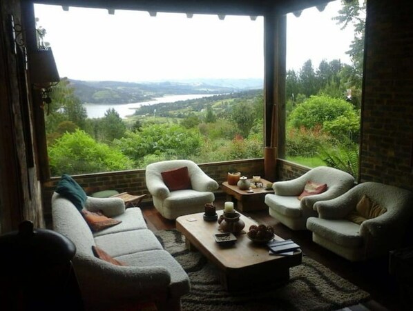 TV, books, stereo - Embalse del Sisga- El Cobijo Casa de Campo (Cundinamarca)
