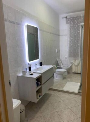 Shower, bidet - At the Capitello della riviera CIN IT027023C29PADJZ4Y (Mira)