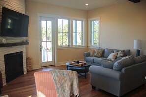 TV, offices - Lowcountry Living Near the Marina, Golf cart included, Pet Friendly (Fripp Island)