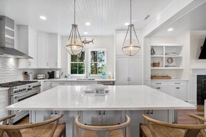 Fridge, microwave, oven, dishwasher - New home with elevator, golf cart included - 56 Davis Love (Fripp Island)