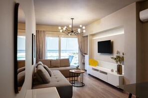 Familienapartment | Wohnbereich | 50-Zoll-Smart-TV mit Digitalempfang, Netflix, Streaming-Dienste