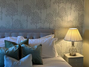 Romantic Room | Premium bedding, free WiFi, bed sheets - Burford Lodge Hotel (Burford)