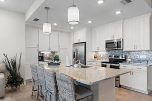 冷蔵庫、電子レンジ、オーブン、コンロ