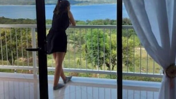 A balcony with a view of a body of water and greenery. - Linda Vista (Tronadora)