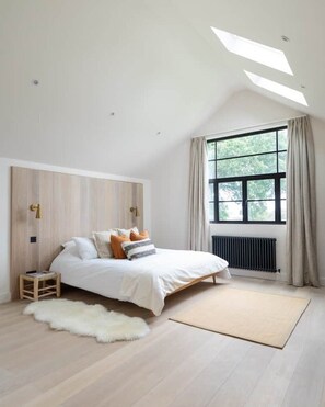 4 bedrooms, iron/ironing board, travel cot, free WiFi - New stylish coastal home (West Wittering)