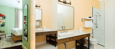 Un baño moderno con lavamanos doble, un espejo grande y ducha.