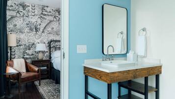 Corner King | Bathroom | Shower, towels, soap, shampoo