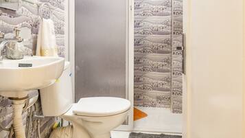 Dusche, Haartrockner, Bidet, Handtücher