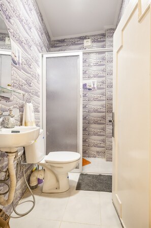 Doccia, asciugacapelli, bidet, asciugamani