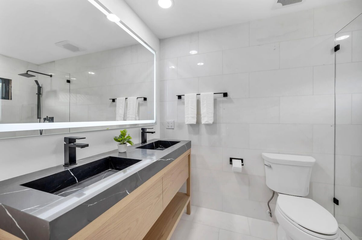 Photo 9 of Fully Renovated Luxury Home W/ Private Beach Access & Optional Golf Cart