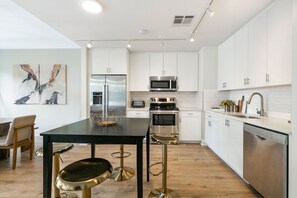 Appart'hôtel Luxe, 4 chambres, 2 salles de bains | Cuisine privée | Réfrigérateur, micro-ondes, four, plaque de cuisson