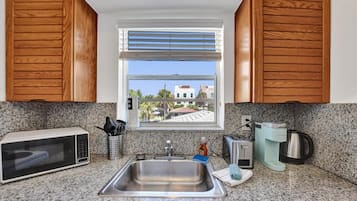 Estudi en suite prèmium | Cuina privada | Microones, torradora i graella