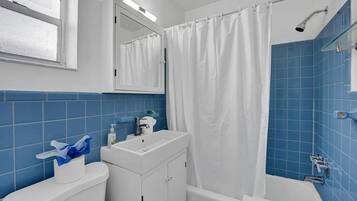 Studio | Salle de bain | Sèche-cheveux, serviettes fournies