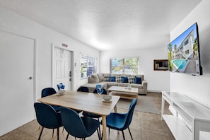 Appartement familial | Aire de séjour | Téléviseur connecté de 45 po avec télévision numérique
