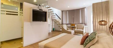 1 slaapkamer, een kluis op de kamer, een bureau